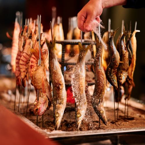 素材に拘った炉端焼きなど名物料理の数々をご用意◎