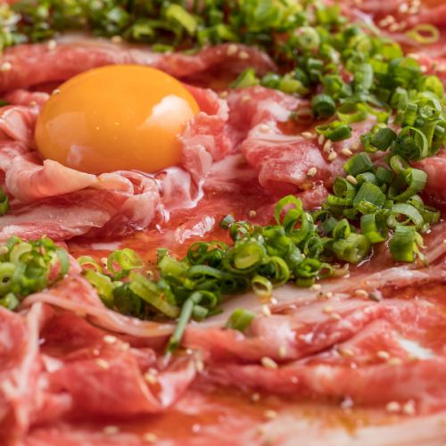 牛トロ肉の炙りユッケ