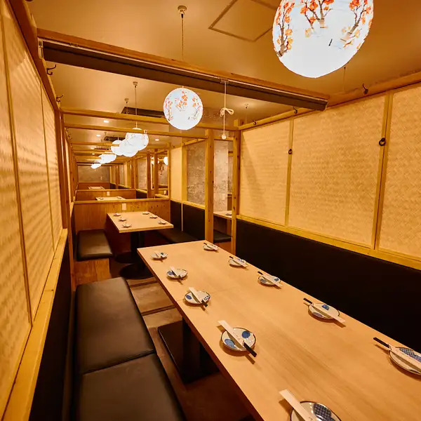 【少人数個室】池袋駅徒歩1分の好アクセス！個室なので他のお客様との接触がありません！間接照明に癒されるこだわりのモダン空間。ゆったりとお寛ぎいただける、少人数でのお食事に最適なお部屋です!!デートやお食事会にも人気のお席となっております！