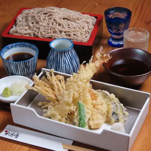 [Rich broth made from dried bonito flakes]