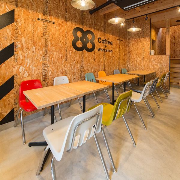 【1F：テーブル席】集中できる落ち着いた空間。4名席が3卓、2名席が1卓あり、少人数のお食事やカフェ利用に最適です。デートや女子会、ママ会、休憩など様々なシーンでご利用いただけます。宴会などにもぜひご利用ください◎