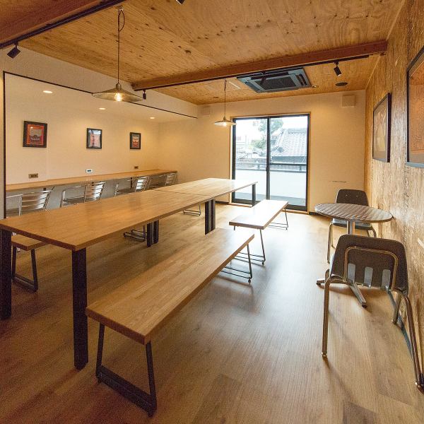 【2F：テーブル席】ゆったりくつろげる、広々とした空間。4名席と2名席を2卓ずつご用意しており、グループ利用にぴったりです。席間隔を広めに取っているため、周りを気にせずお過ごしいただけます。女子会やママ会など、大切な人との時間をお楽しみください。