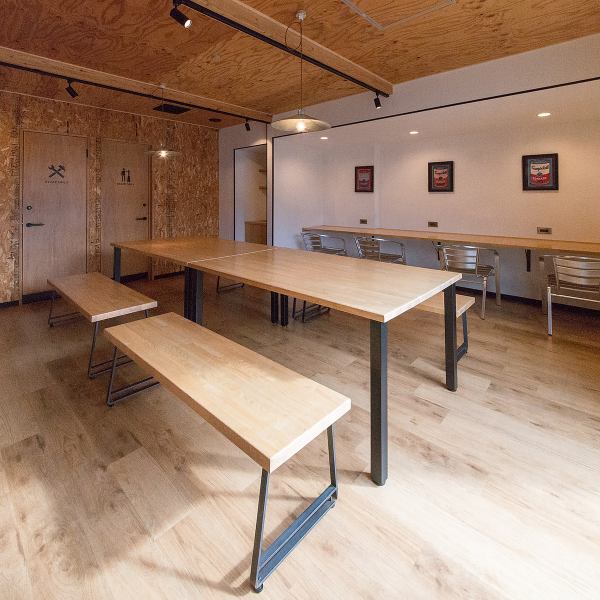 【2F：カウンター席】落ち着いた空間で、静かに過ごしたいお客様にぴったりのカウンター席。お一人様でも気兼ねなくご利用いただける5席をご用意しております。こだわりのコーヒーを味わいながら、心安らぐ贅沢な時間をお過ごしください。大切な方との語らいにも最適な空間です♪