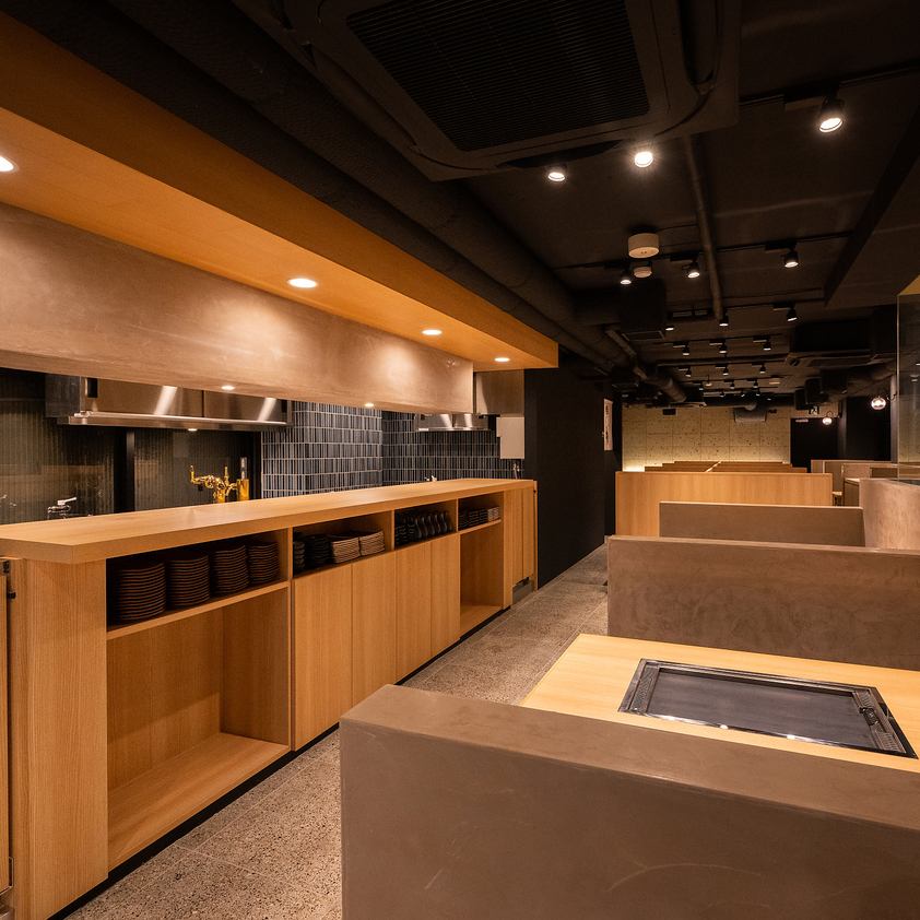 広めに設計されたお席はごゆっくりお寛ぎ頂けます。