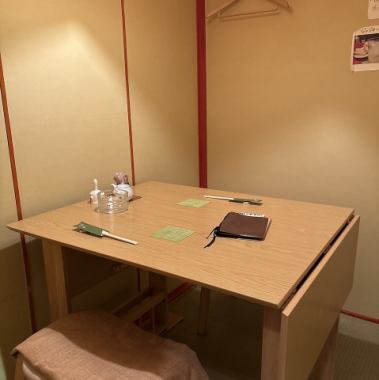 【個室完備】小上がりの個室もご用意しております。2名様でご利用いただける個室、6名様でご利用いただける個室をご用意。2つの個室を繋げて最大8名様までのご利用も可能です。おまかせコースなどもございます。皆様の各種ご宴会のご予約も承ります。人数・ご予算・内容などはお気軽にご相談くださいませ。