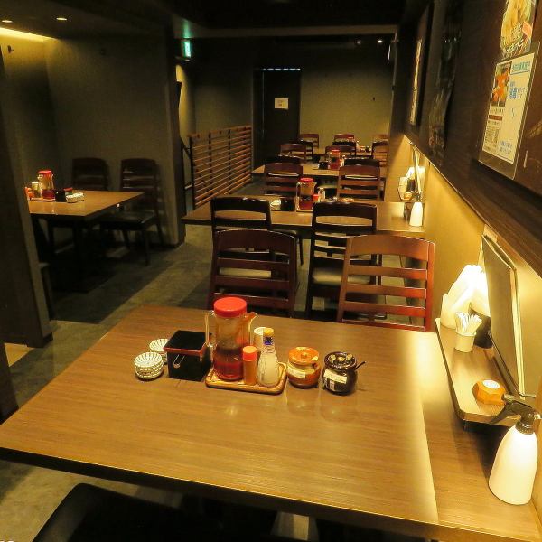 [Information on the 2nd floor with table seats] Table seats that can accommodate 2 to 10 people.It is a relaxing and relaxing space, and it is a recommended seat for customers who want to relax.