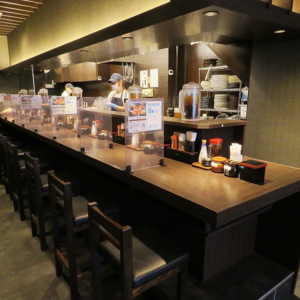[Counter seats directly opposite the kitchen] There are 9 side-by-side counter seats.There are 9 counter seats with partitions between each seat so that you can enjoy your meal calmly.Whether you are working for a company or planning to use it for lunch or dinner, please do not hesitate to visit us.