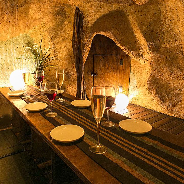 这个空间的灵感来自古代丝绸之路的洞穴，吸引着游客。