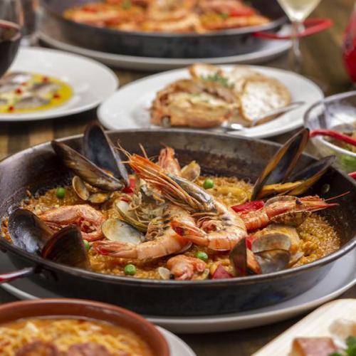맛이 듬뿍 타진과 본격 빠에야 포함 전 10 품 "네르하 코스"3 시간 음료 무제한 4928 엔