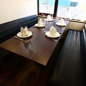 3～6名様専用のロングソファテーブルがございます！ふかふかとしたソファでゆったりとお食事がお楽しみできます♪ちょっとした人数でのお集りの際に是非ご利用ください。※お席は状況によりご指定いただけない場合がございます