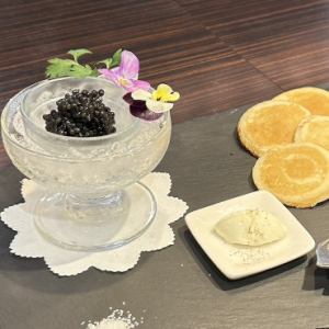 キャビアとブリニ