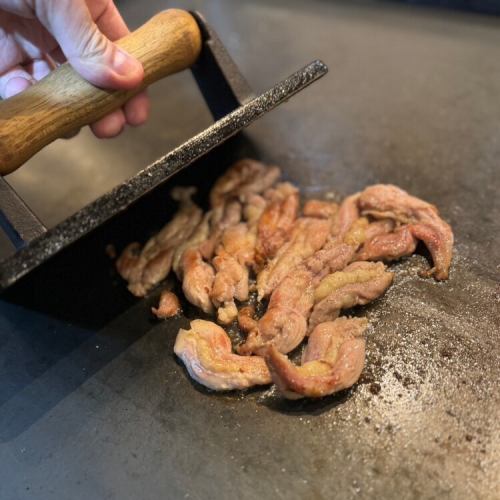 鉄板に押し付ける今治焼鳥
