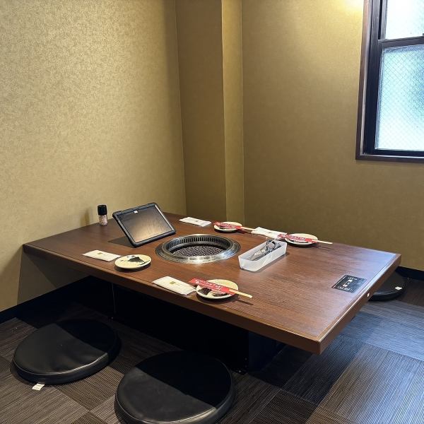 【ゆったりと脚を伸ばして寛げる座敷席】仕事帰りの食事やご宴会にもおすすめ♪落ち着いた和の空間で、厳選された神戸ビーフをじっくりとご堪能いただけます◎上質なお肉と居心地の良い空間で、贅沢なひとときをお楽しみください。