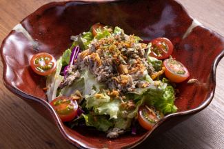Tuna salad with sesame dressing