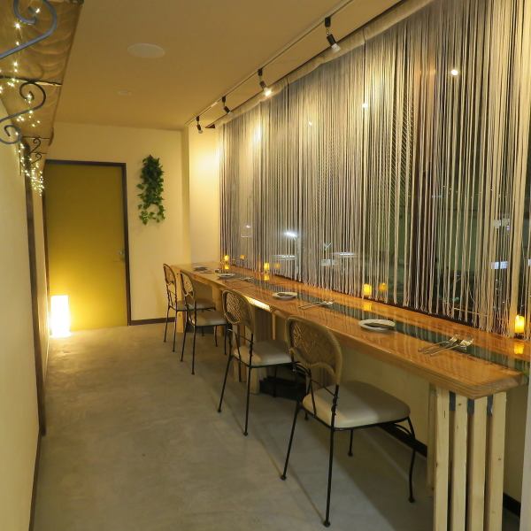 窓の外に広がる景色を愉しめる、開放感あふれるカウンター席。キッチンに面していないため、調理の音を気にせず、お二人での会話や大切な一人の時間を心ゆくまで堪能できます。背面は壁になっており、背後を人が通る落ち着かなさもありません。開放的でありながら、隠れ家のように安らげる上質な空間をお過ごしください♪