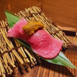 和牛肉寿司雲丹のせ