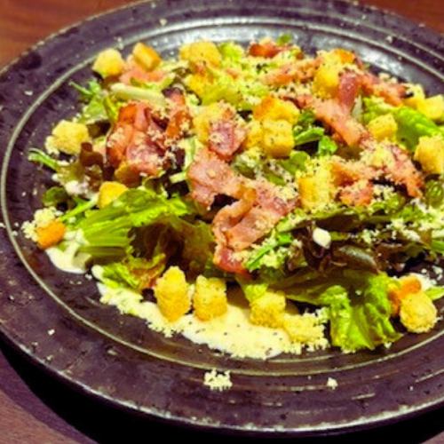 焦がしベーコンのシーザーサラダ