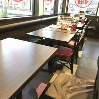 広々テーブル席でゆっくりとお食事をお楽しみ頂けます。仕事帰りのお食事やご友人同士でのお食事にもご活用ください。