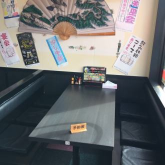 ゆっくりとお食事をお楽しみ頂けるテーブル席をご用意しております。ご家族連れでのお食事にもおすすめです。