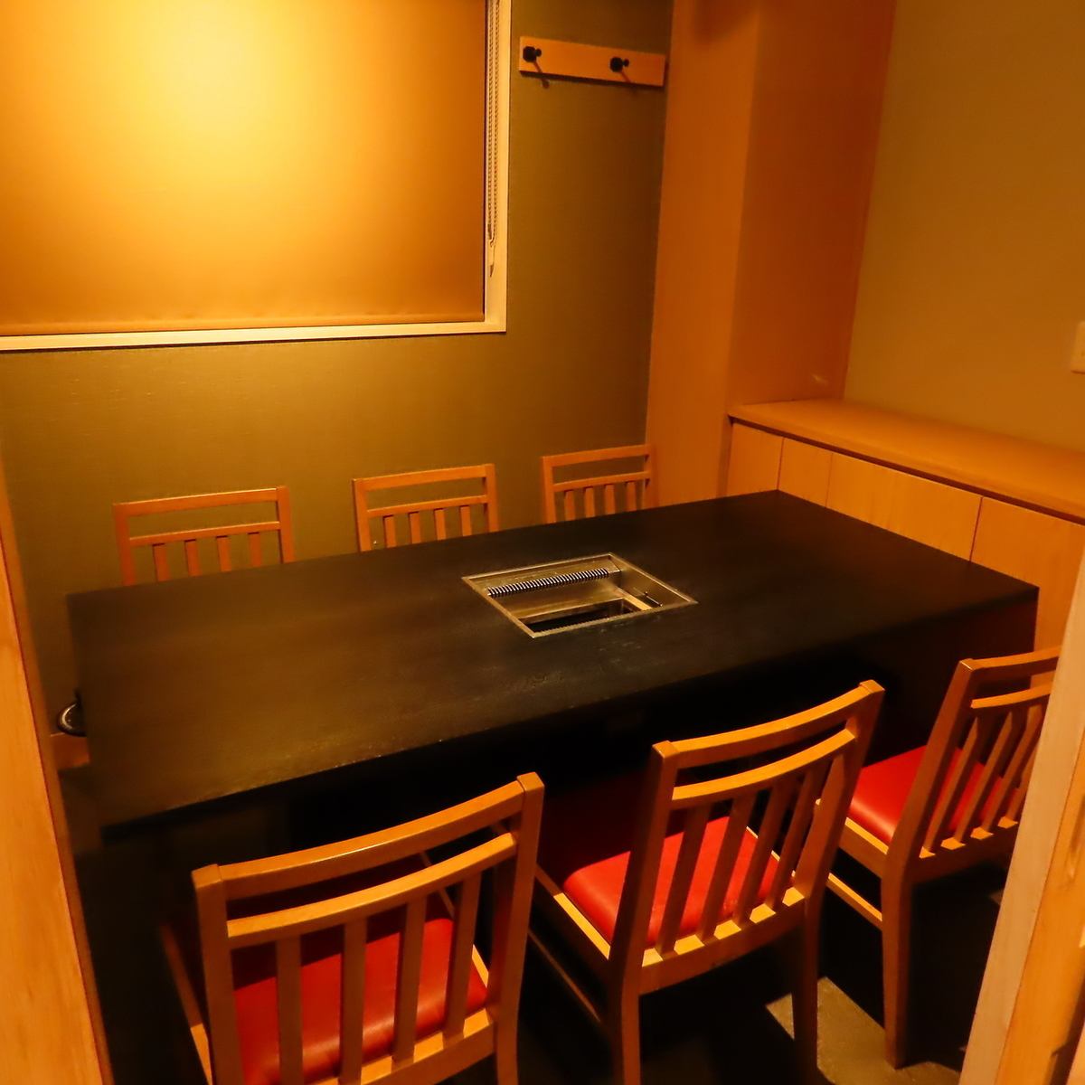 A yakiniku restaurant with a stylish and calm atmosphere that is perfect for dates.