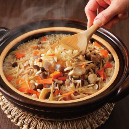 [Easy Course] 8 dishes with 2 hours of all-you-can-drink <Chicken with soy sauce and rice in a clay pot> ¥4,500 ⇒ ¥3,500