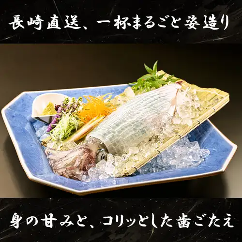 我們提供種類豐富的海鮮料理，全部從產地直送！我們廣受歡迎的整隻魷魚刺身直接從長崎運來★ 新鮮、鮮甜，口感彈牙♪