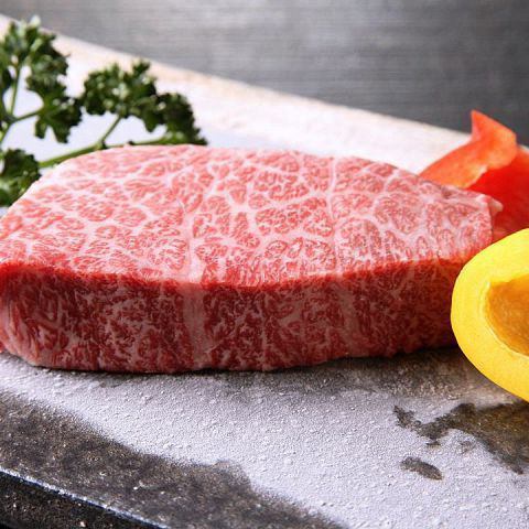The carefully selected marbled Japanese black beef steak is excellent!