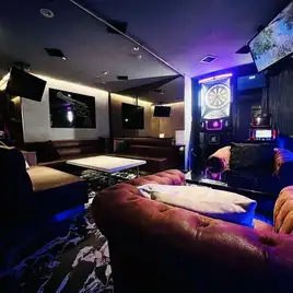 【VIPルーム】ＶＩＰルームは、ワンランク上の宴を演出します。ゆったりとしたソファに身を委ね、都会の喧騒を忘れられるひとときを。大切なゲストをお招きしての接待や、記念日のお祝いに相応しい場所です。