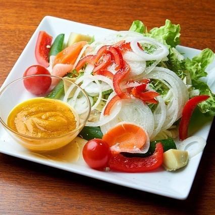 見た目もキレイ☆” 旬の厳選された有機野菜を使用したサラダ "自家製有機ドレッシングとご一緒に♪