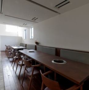 [Open floor where you don't have to worry about line of sight] This space can be used by a variety of people, from small to large, depending on how the roll screen is divided and the table settings.The ceiling and walls are unified in white, and the wooden texture of the table provides a home-like comfort.