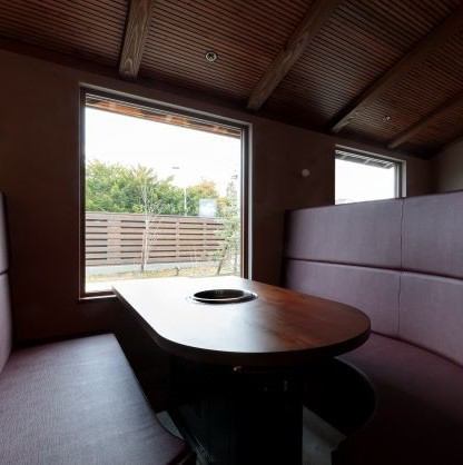 [Semi-private room that can be used by groups] The open floor with box seats with rounded corners is impressive, and the windows facing the garden create the changing seasons.The ceiling finished with larch rib ceiling is also unique.The tall bench seats gently surround the table, creating a sense of security and intimacy without worrying about the eyes of other tables.