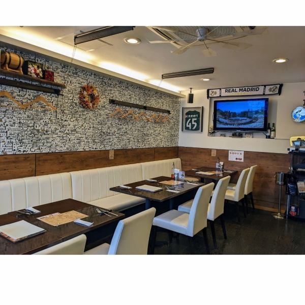【ホッと一息つきたくなる雰囲気のお店◎】白を基調としたソファ席はゆったりとお過ごしいただけます♪人数に合わせてお席の調整ができるので、女子会・デート・各種プチ宴会におすすめです！イタリアをイメージした店内は現地に来たような気分も味わえ、素敵な空間です◎