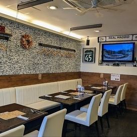 【ホッと一息つきたくなる雰囲気のお店◎】白を基調としたソファ席はゆったりとお過ごしいただけます♪人数に合わせてお席の調整ができるので、女子会・デート・各種プチ宴会におすすめです！イタリアをイメージした店内は現地に来たような気分も味わえ、素敵な空間です◎