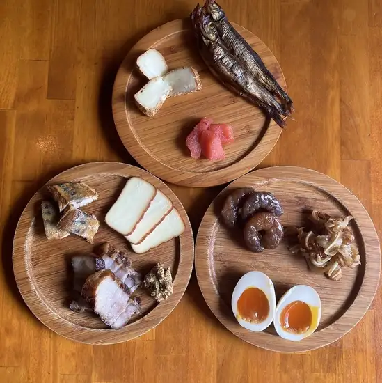 肉料理と自家製燻製を楽しめる居酒屋。普段の飲み会からデート、宴会まで利用できます