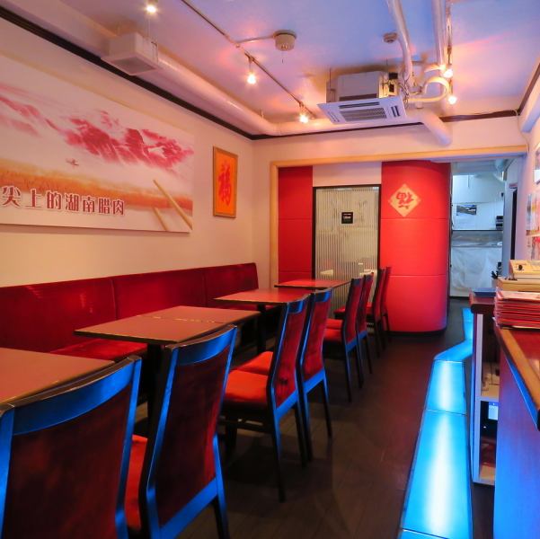 最大20名様までご利用いただける広々としたホールをご用意しています。開放感のあるスペースは、会社の歓送迎会や打ち上げなど、大人数での宴会にぴったりです♪コースとセットでご予約いただければ、皆様でゆったりと食事や会話をお楽しみいただけます。心地よい空間で、思い出に残るひとときをお過ごしください。