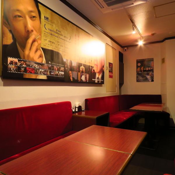 最大18名様まで収容可能な、落ち着いた雰囲気のホールもございます。2名様掛けのテーブルを6卓配置しており、友人同士の飲み会や少人数のグループ利用に最適です◎テーブルのレイアウトは調整可能。ゆったりと寛げる空間で料理と会話を楽しめるので、二次会やビジネスシーンなど幅広い用途でご活用いただけます!