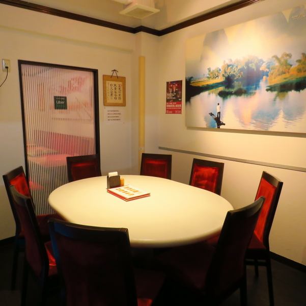 大理石を贅沢に使用した高級感あふれるVIP席は、最大11名様までご利用いただけます◎清潔感のある上質な空間で、周りを気にせずゆったりと湖南料理とお酒をご堪能ください♪丁寧なサービスに加え、お誕生日などの記念日利用にも対応◎駅からのアクセスも良好で、大切なお客様のおもてなしや特別な日の会食に最適です!