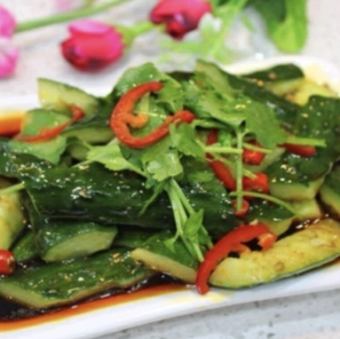 キュウリのピリ辛前菜/蒜泥拍黄瓜