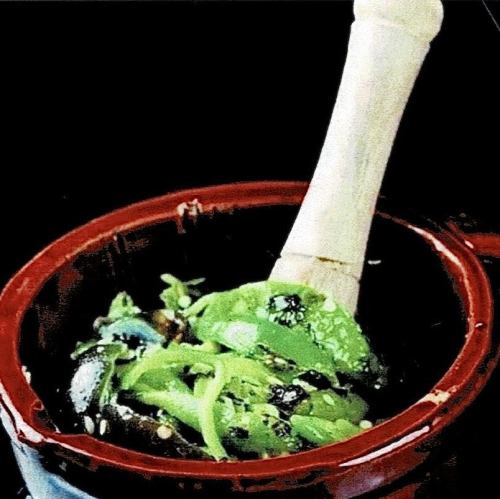 香り豊かなピリ辛ピータン和え/擂辣椒皮蛋