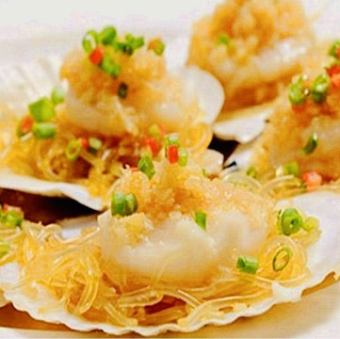 ホタテの特製ニンニクソース蒸し/蒜茸粉絲蒸扇貝