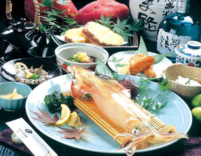 您可以享用特殊的海鲜，例如鱿鱼造型和鲍鱼料理♪