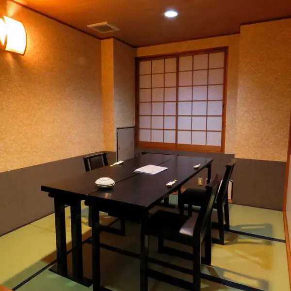 【個室宴会さつま路】ご予約の人数に合わせて大小様々な個室をご用意！お部屋には限りがございますので、ご希望のお客様はお早めに御予約ください。大将渾身の「さつま料理」を堪能するコースは5000円～/地酒・地焼酎含む【プレミアム飲み放題】は各コース＋1000円でご利用可能。是非、さつまの雰囲気を感じてください♪