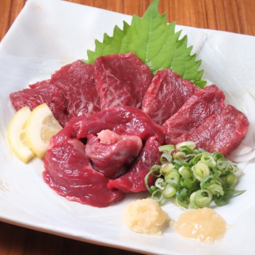 Two types of horse meat sashimi (marbled and lean)