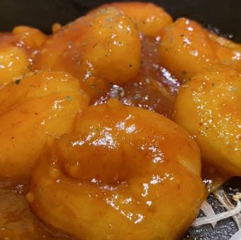 Shrimp with chili sauce on hot plate