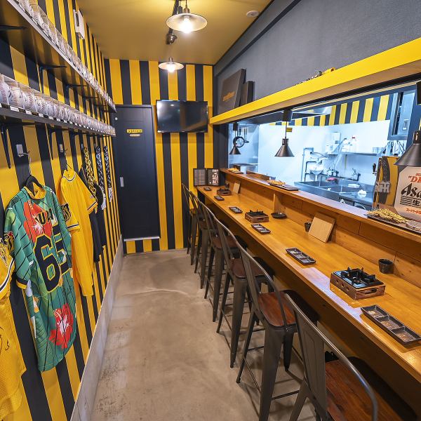 カウンター席をご用意しております。ご来店いただければ周りみんな阪神ファン。それだけで隣の人との会話も弾む♪新しい友人との出会いもある当店！是非お気軽にご来店ください！