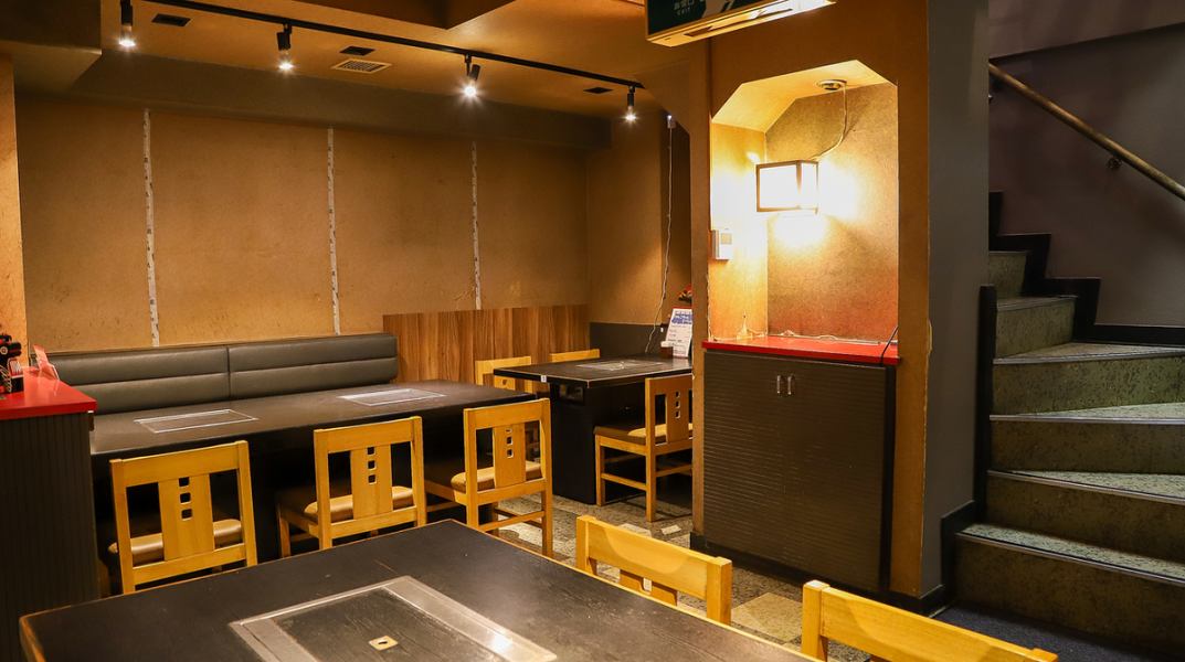 On the B1 floor, there are 2 tables for 6 people and 1 table for 4 people.The entire floor can be reserved for up to 16 people ♪ You can enjoy a wide range of dishes, including A5-rank domestic Japanese black beef, rare parts of branded beef from all over Japan, and typical skirt steak and short ribs ★ Yoyogi/Minami-Shinjuku/Shinjuku /Yakiniku/Hormone/Banquet/Year-end party/New Year's party/Anniversary/Lunch/Course