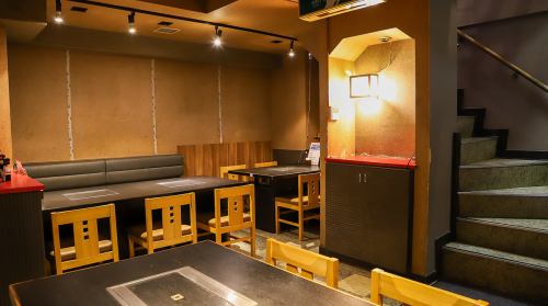 <p>On the B1 floor, there are 2 tables for 6 people and 1 table for 4 people.The entire floor can be reserved for up to 16 people ♪ You can enjoy a wide range of dishes, including A5-rank domestic Japanese black beef, rare parts of branded beef from all over Japan, and typical skirt steak and short ribs ★ Yoyogi/Minami-Shinjuku/Shinjuku /Yakiniku/Hormone/Banquet/Year-end party/New Year&#39;s party/Anniversary/Lunch/Course</p>
