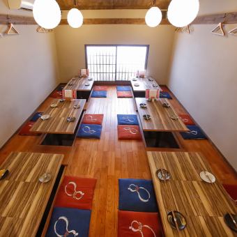 [Large private room on the second floor] We have two rooms, one for 30 people and one for 10 people, so we can accommodate banquets for up to 40 people.