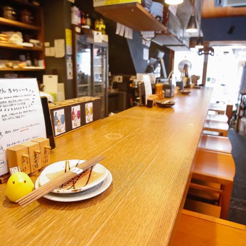Counter seats where you can enjoy the craftsmanship of the chef...