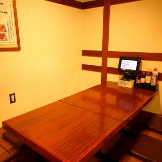 足を伸ばしてリラックス出来る座敷席もご用意！各種宴会に◎